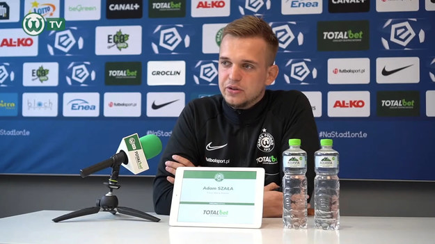 Po zwolnieniu trenera Piotra Tworka, Wartę Poznań w meczu PKO Ekstraklasy z Piastem Gliwice poprowadzi jego asystent, Adam Szała. W kolejnym meczu Wartę ma już poprowadzić nowy trener. - To trudny moment dla mnie, bo z trenerem Tworkiem łączy nas nie tylko relacja stricte zawodowa, ale też wspaniała przeszłość, jaką zrobiliśmy w Warcie pod kątem relacji. Wielogodzinne rozmowy nie tylko o piłce. Moment trudny, ale to też motywacja dla mnie. Po trenerze obejmuję zespół [na jeden mecz Piast - Warta] i zrobię wszystko, by ten etap, który się kończy, ten temat domknięcia, skończy się podczas meczu z Piastem Gliwice.  Moją rolą jest jak najlepsze zwieńczenie tego fantastycznego okresu pracy, czyli awansu do Ekstraklasy i piątego miejsca w niej. Chcemy to dobrze zakończyć i jeśli się uda, ta gorycz, będzie wtedy dużo mniejsza i ułatwi wejście w nowy etap klubu - mówi trener Adam Szała przed meczem Piast - Warta.