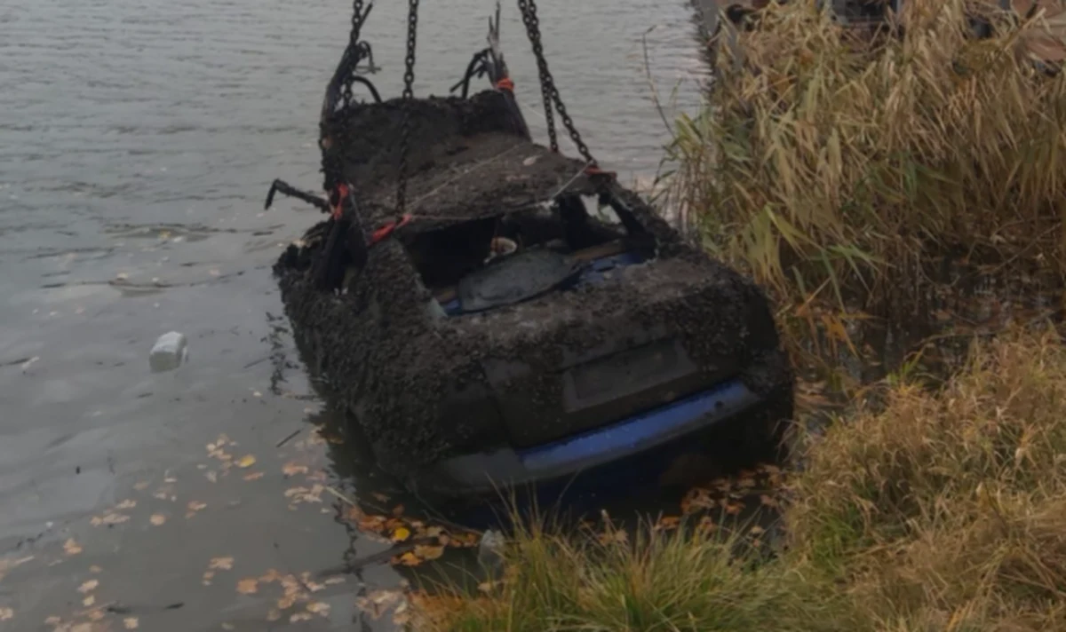 Z Odry we Wrocławiu - w okolicach mostu Rędzińskiego - wyciągnięto samochód, który prawdopodobnie należał do NATO. Policja będzie to teraz sprawdzać.