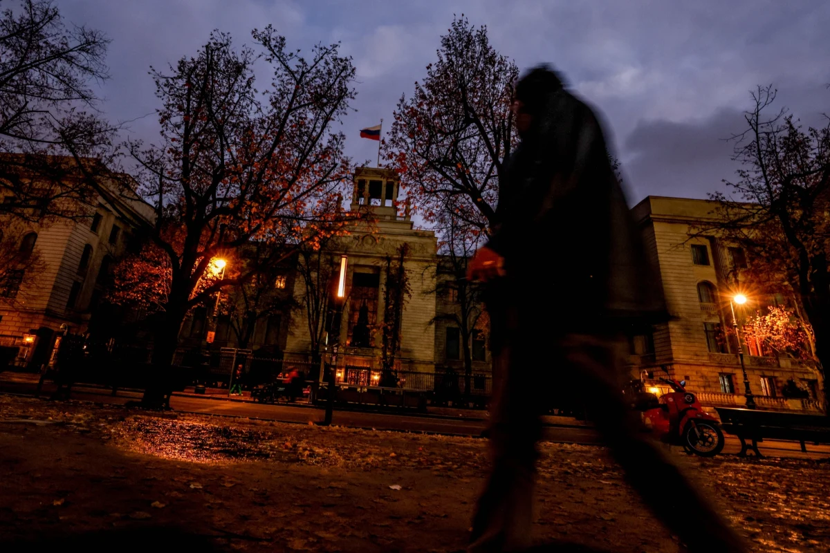 W niewyjaśnionych okolicznościach zmarł w Berlinie 35-letni sekretarz ambasady rosyjskiej. Znaleziono go martwego na chodniku przed ambasadą. Z informacji portalu tygodnika "Spiegel" wynika, że miał on powiązania z rosyjskim wywiadem FSB.