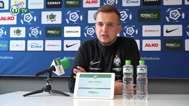 Trener Adam Szała, który poprowadzi Wartę Poznań w meczu z Piastem Gliwice, opowiedział o zwyczaju wręczania prezentów osobom z klubu z okazji urodzin: - Nie zmieniliśmy naszych zasad, zmieniły się może okoliczności czy forma tych prezentów. Wcześniej często były to upominki związane bezpośrednio z zawodnikami, teraz są to życzenia od bardzo bliskich osób, od zawodników, członków sztabu. Myślę, że tak samo niesie to ze sobą pozytywne emocje.
Będziemy starali się kultywować i podtrzymywać te tradycje.

