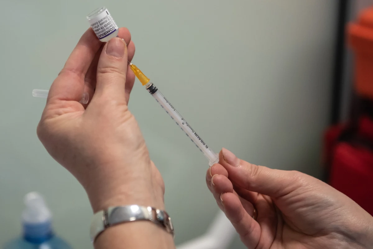 W pełni zaszczepionych przeciw COVID-19 jest w Polsce 20 mln osób. Premier Mateusz Morawiecki podkreślił, że ryzyko związane z niezaszczepieniem jest ponoszone na własną odpowiedzialność. Wskazał, że państwo polskie zapewniamy natychmiastową dostępność szczepionek.