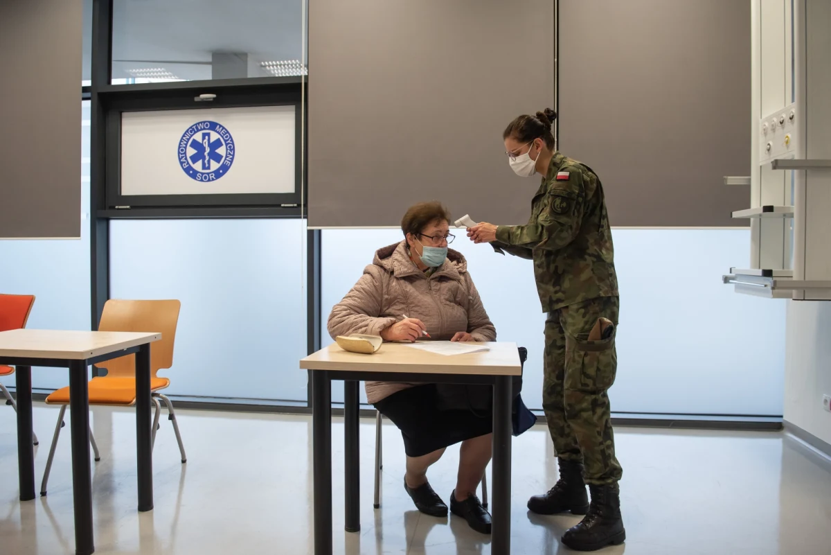 "Dziś jest 15 190 przypadków zakażenia koronawirusem, ale to jest cały czas bardzo duży przyrost tydzień do tygodnia. Te liczby się bardzo powiększają, co świadczy o tym, że jest o wiele więcej transmisji wirusa" - powiedział w programie Gość Krzysztofa Ziemca w RMF FM Adam Niedzielski. 9473 chorych na Covid-19 przebywa w szpitalach. 186 osób zmarło. 