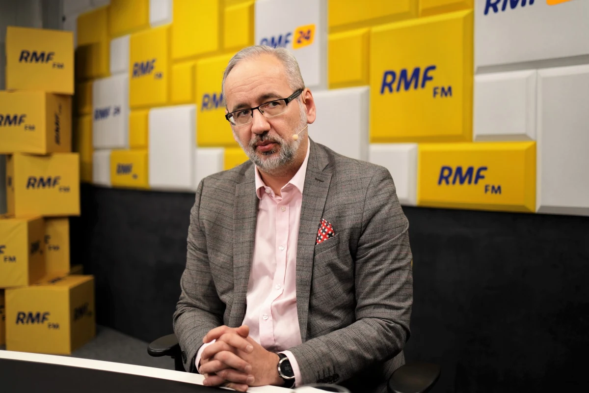 "Przyjęliśmy nieco inną, niż w poprzednich falach koronawirusa, politykę walki z pandemią. Nie zwiększamy poziomu restrykcji, chcemy, żeby ze względu na naturalną odporność uzyskaną przez szczepienia, przejść jak najmniejszym kosztem ekonomiczno-społecznym przez tę falę” – powiedział w programie Gość Krzysztofa Ziemca w RMF FM Adam Niedzielski. "Jeżeli na Podlasiu i w województwie lubelskim będziemy widzieli, że ta polityka jest dobra, pozwala przejść falę bez restrykcji, to będziemy mieli świadomość, że kolejne fale będą pod coraz większą naszą kontrolą” – przyznał minister zdrowia.   