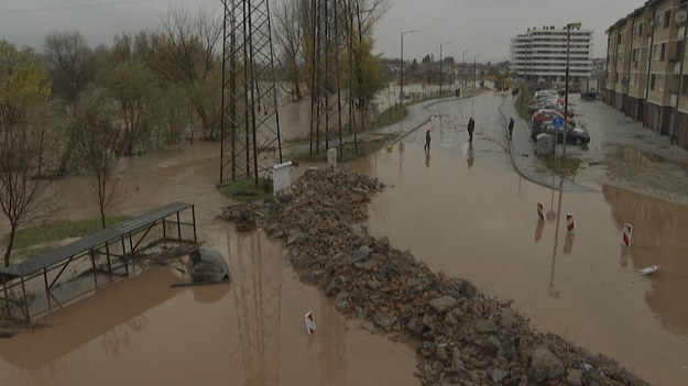 Po dwóch dniach ulewnych deszczy powódź nawiedziła kilka części miasta Sarajewo. Wsie w okolicach stolicy Bośni również zostały dotknięte kataklizmem. Kilkadziesiąt osób zostało ewakuowanych ze swoich domów.