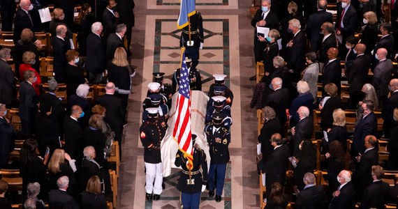 W Katedrze Narodowej w Waszyngtonie odbył się w piątek pogrzeb byłego sekretarza stanu i generała Colina Powella. W ceremonii udział wzięli m.in. prezydenci Joe Biden, Barack Obama i George W. Bush, a wspomnienia o zmarłym wygłosili Madeleine Albright i Richard Armitage.