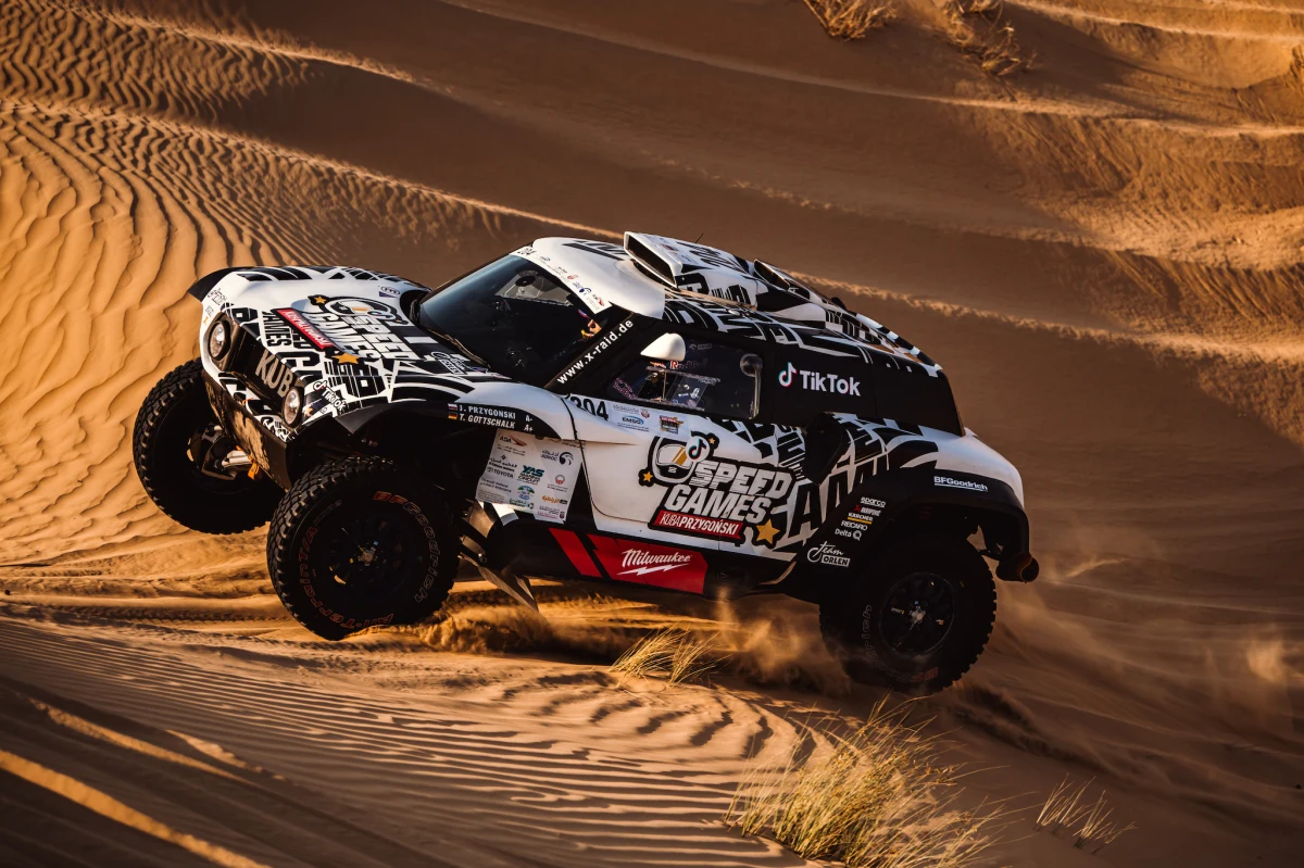 Już jutro kierowca rajdowy Kuba Przygoński wraz z pilotem Timo Gottschalkiem z Orlen Team rozpoczną zawody Abu Dhabi Desert Challenge, będące dla nich kolejnym etapem przygotowań do startu w rajdzie Dakar. Jest to drugi start w tym roku Kuby Przygońskiego nowym autem Buggy.
