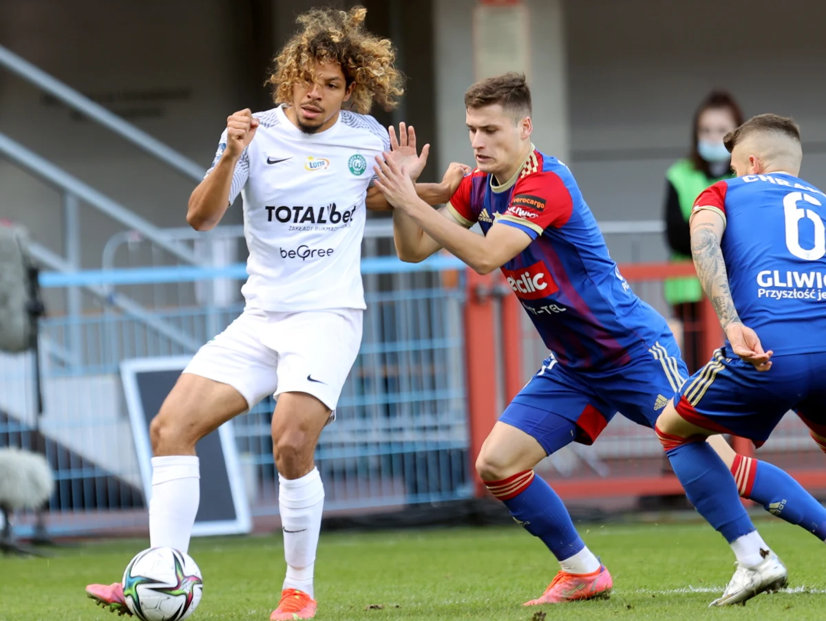 Ogromna niespodzianka w Gliwicach. Solidnie prezentujący się w ostatnim czasie Piast przegrał z przedostatnią Wartą 0:1. Poznaniacy przerwali serię 10 spotkań bez zwycięstwa i siedmiu meczów bez strzelonego gola.