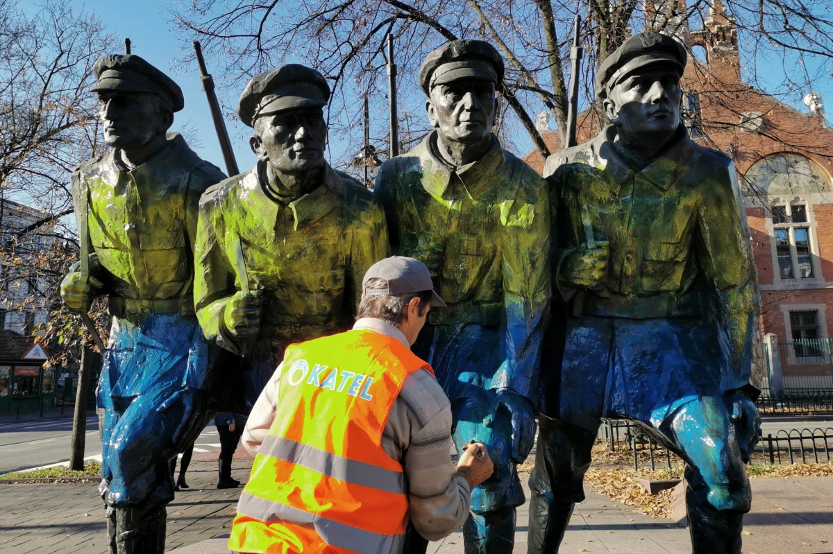 Policja szuka sprawców, którzy zdewastowali pomniki Józefa Piłsudskiego i Czwórki Legionowej stojące przy ulicy Piłsudskiego w Krakowie.
