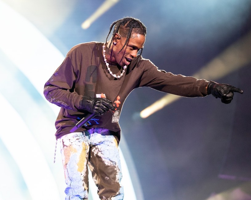 Co najmniej 8 osób zostało stratowanych przez tłum napierający na scenę na piątkowym koncercie odbywającym się w ramach Astroworld Festival w Houston w stanie Teksas - poinformował szef miejscowej straży pożarnej Samuel Peńa. Lokalne media informują o rannych.