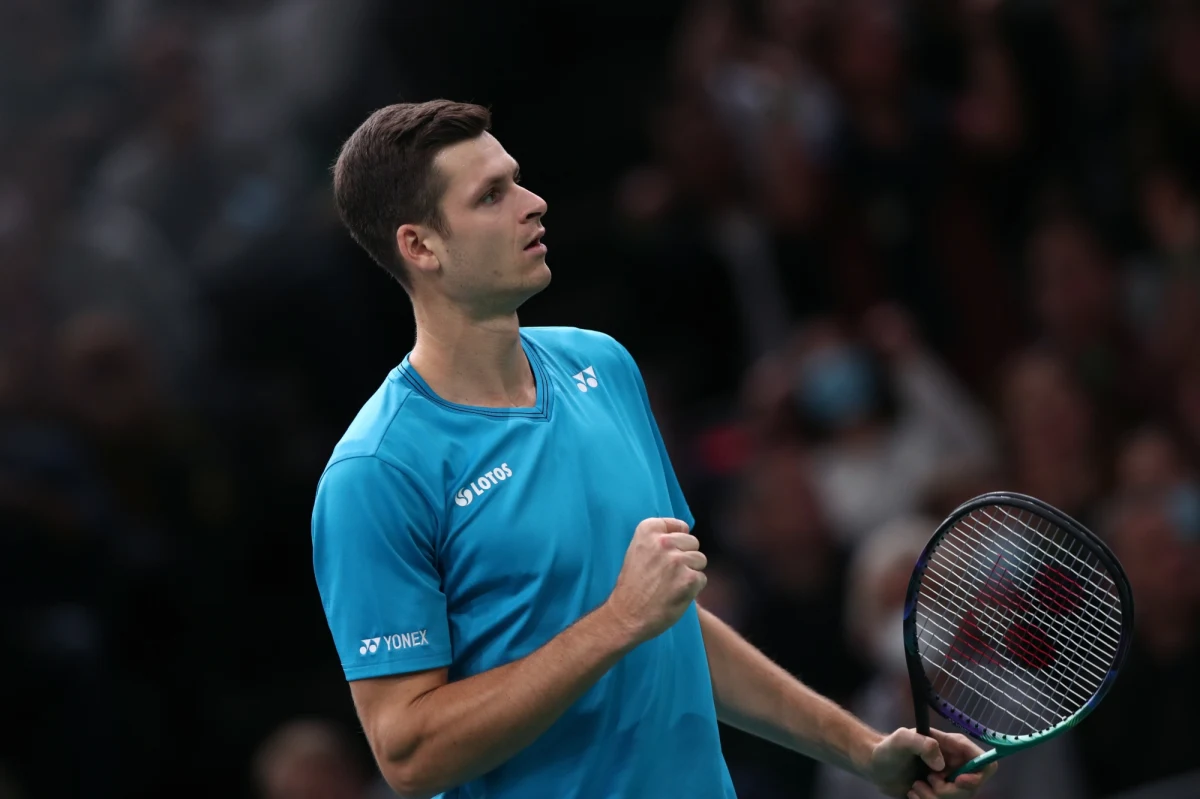Hubert Hurkacz po zaciętym meczu przegrał z liderem rankingu tenisistów Novakiem Djokovicem 6:3, 0:6, 6:7 (5-7) w półfinale turnieju ATP Masters 1000 w Paryżu. Serb zapewnił sobie tym samym po raz siódmy w karierze pierwsze miejsce na światowej liście na koniec sezonu.