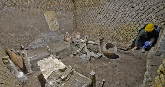 Doskonale zachowany pokój niewolników odkryto w Pompejach. Włoscy archeolodzy znaleźli w nim dwie drewniane prycze, pod nimi nocniki, a obok narzędzia pracy, fragmenty uprzęży koni i powozu. 
