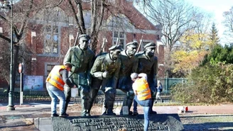 Kraków. Uszkodzony pomnik Józefa Piłsudskiego i Legionistów