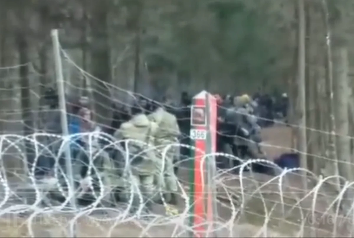 Białoruskie służby przygotowują kolejną grupę migrantów do nielegalnego przekroczenia granicy Polski z Białorusią - napisała straż graniczna na Twitterze i zamieściła film.