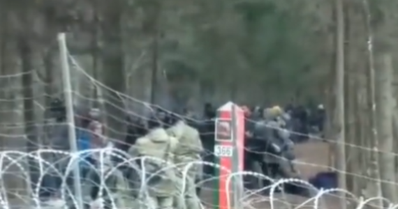 Białoruskie służby przygotowują kolejną grupę migrantów do nielegalnego przekroczenia granicy Polski z Białorusią - napisała straż graniczna na Twitterze i zamieściła film.