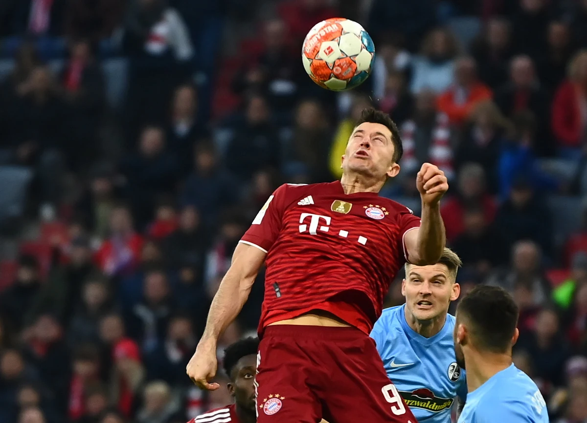 Robert Lewandowski zdobył 13. w tym sezonie bramkę w niemieckiej ekstraklasie, a jego Bayern Monachium wygrał u siebie z niepokonanym wcześniej SC Freiburg 2:1 w 11. kolejce. Bawarczycy prowadzą w tabeli, a polski piłkarz jest liderem klasyfikacji strzelców.