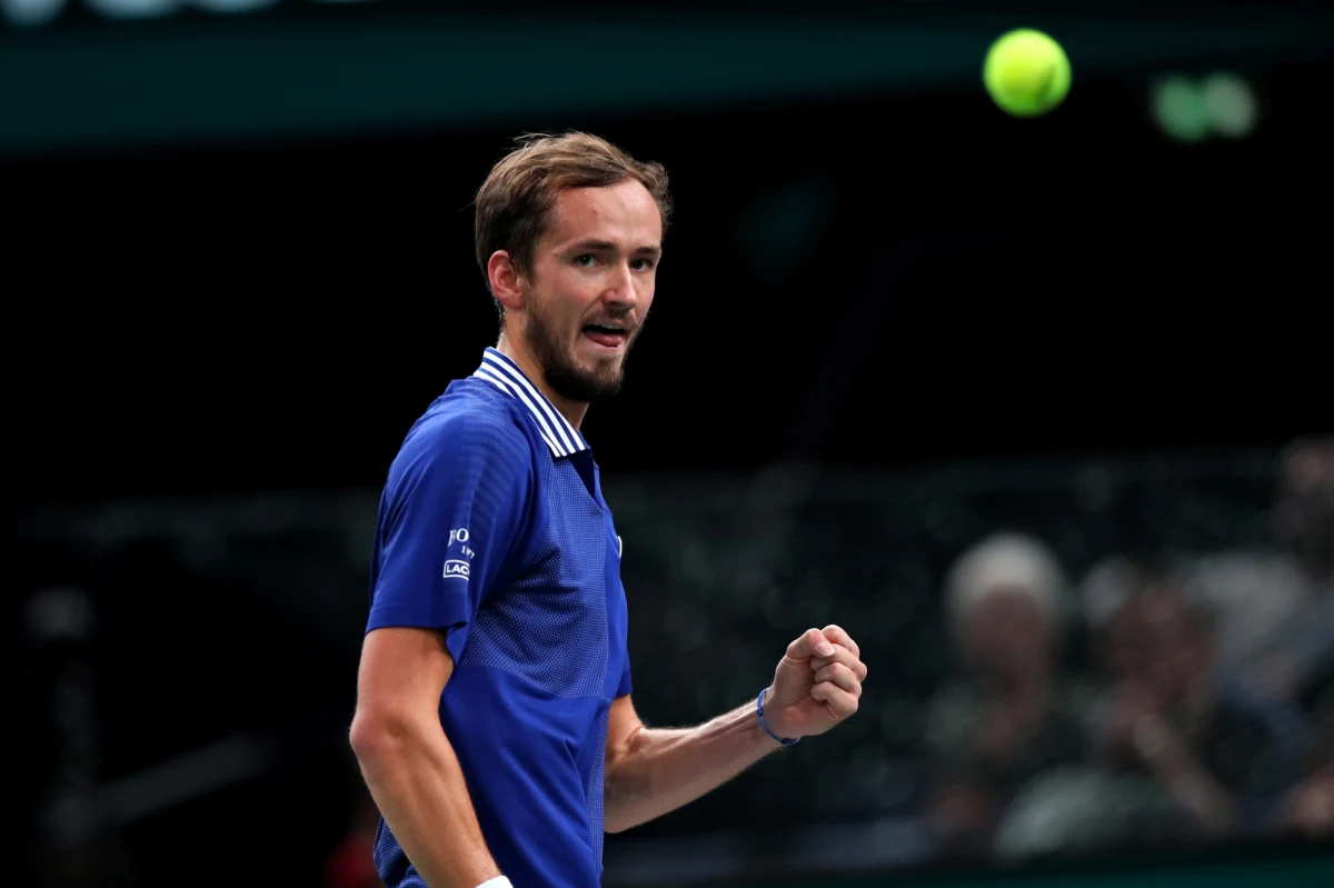 W finale turnieju ATP Masters 1000 w Paryżu zagrają dwaj najwyżej rozstawieni tenisiści - drugi w światowym rankingu Rosjanin Daniił Miedwiediew pokonał w półfinale Niemca Aleksandra Zvereva 6:2, 6:2, a wcześniej jego lider - Serb Novak Djokovic - wyeliminował Huberta Hurkacza.