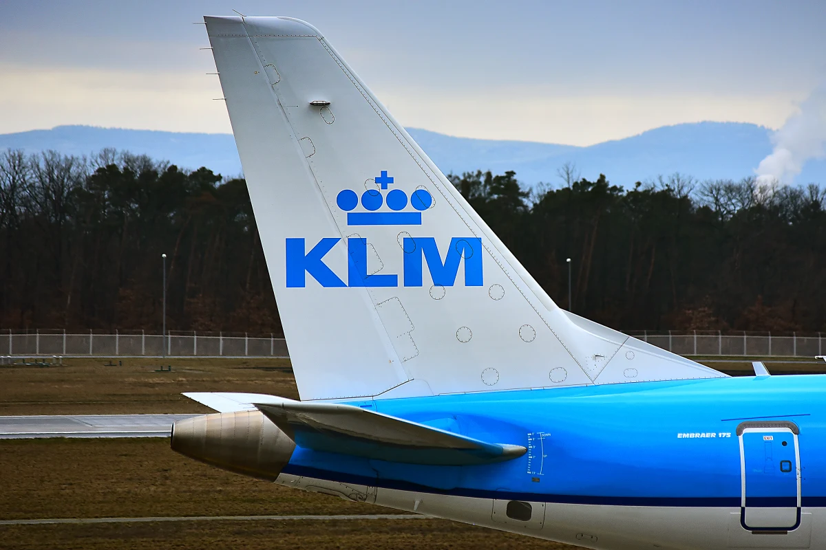 8 Polaków zostało usuniętych z holenderskiego samolotu po tym, jak odmówili założenia maseczek na twarz – pisze holenderski portal nos.nl. Musieli oni też zapłacić grzywnę.