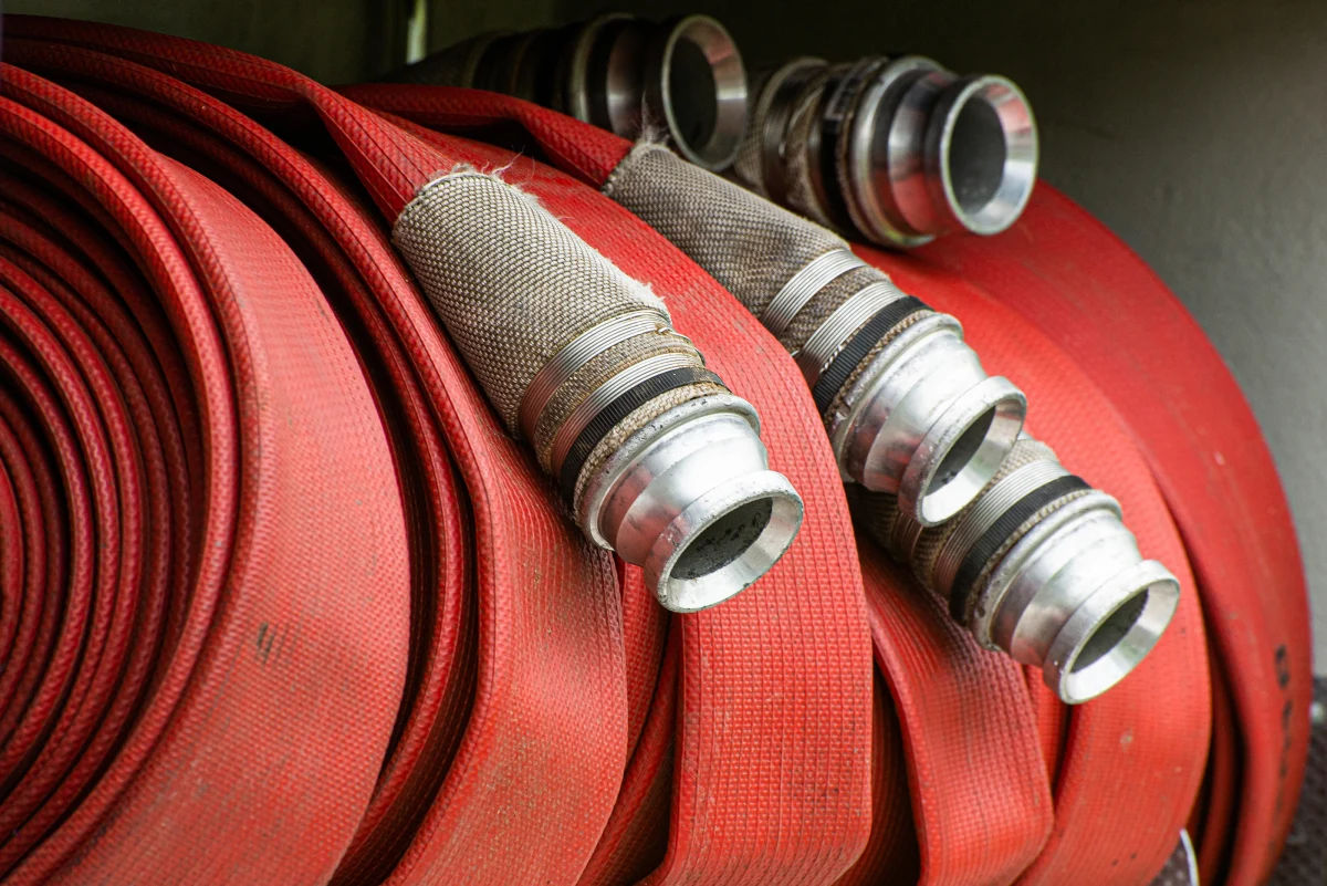 Trwa ustalanie okoliczności i przyczyn wybuchu pożaru w szpitalu na oddziale wewnętrznym chorób płuc w Bartoszycach w województwie warmińsko-mazurskim. 54-letni pacjent podejrzany w sprawie został przesłuchany – poinformował Wojciech Szerejko z bartoszyckiej policji.