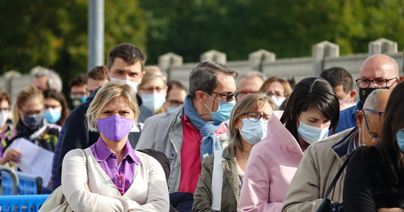 Zaostrzone przepisy sanitarne, które wejdą w Austrii w życie od poniedziałku, sprawiły, że ludzie ustawiają się w kolejkach do szczepienia przeciw Covid-19. Osoby niezaszczepione nie będą miały wstępu do kawiarni, restauracji czy salonów fryzjerskich. Kanclerz Alexander Schallenberg już zapowiedział, że przepisy te będą obowiązywać co najmniej do nowego roku. 