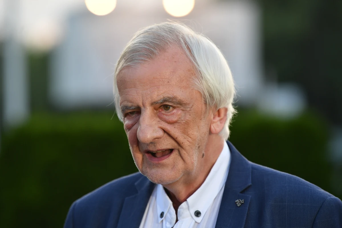 "Powiedziałem tej pani, że jest kretynką, określając w ten sposób jej poziom umysłowy. Uważam, że to określenie było niezwykle delikatne wobec zachowania, z jakim się spotkałem" - w ten sposób Ryszard Terlecki skomentował swoją wypowiedź do przypadkowej kobiety, która zaczepiła go w jednej z krakowskich galerii handlowych. Film z całego zdarzenia, do którego doszło w piątek, został opublikowany w mediach społecznościowych. 