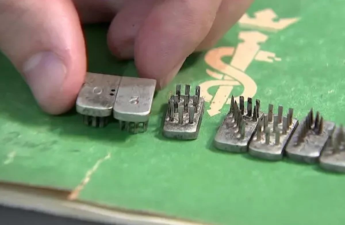 Izraelski sąd wstrzymał sprzedaż na aukcji zestawu do tatuażu, który był używany w Auschwitz do znakowania ludzi.