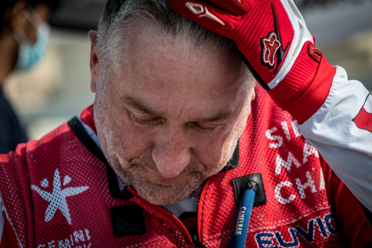 Drugi rezultat na bardzo szybkim prologu, a już kolejnego dnia potężna kara spowodowana awarią sprzęgła i nieukończeniem etapu. Tak dla Rafała Sonika rozpoczął się 10. w karierze start w Abu Dhabi Desert Challenge. Ostatni akord tegorocznego Pucharu Świata FIM, to zarazem szansa dla Polaka na ukończenie 50. rajdu tego cyklu w karierze. O szansę na zrealizowanie tego celu całą noc będą walczyć mechanicy. 