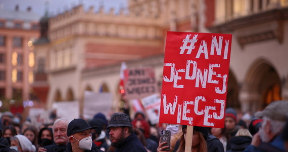 Kilka tysięcy osób zebrało się na Rynku Głównym w Krakowie, by uczcić pamięć 30-letniej Izy z Pszczyny. Wieczorem podobny marsz odbył się u zbiegu katowickich ulic Mariackiej i Dworcowej. Młoda kobieta zmarła na sepsę, bo lekarze zwlekali z usunięciem obumarłego w 22. tygodniu płodu. Marsze "Ani jednej więcej" w sobotę przeszły ulicami kilkunastu miast, w tym Warszawy. 