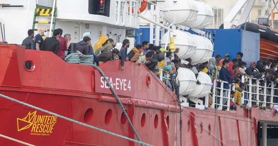 Do portu w Trapani na Sycylii wpłynął należący do organizacji humanitarnej statek Sea Eye 4 z ponad 800 migrantami, uratowanymi w ostatnich dniach na Morzu Śródziemnym między włoską wyspą a brzegami Libii. Władze Włoch zgodziły się na przyjęcie jednostki.