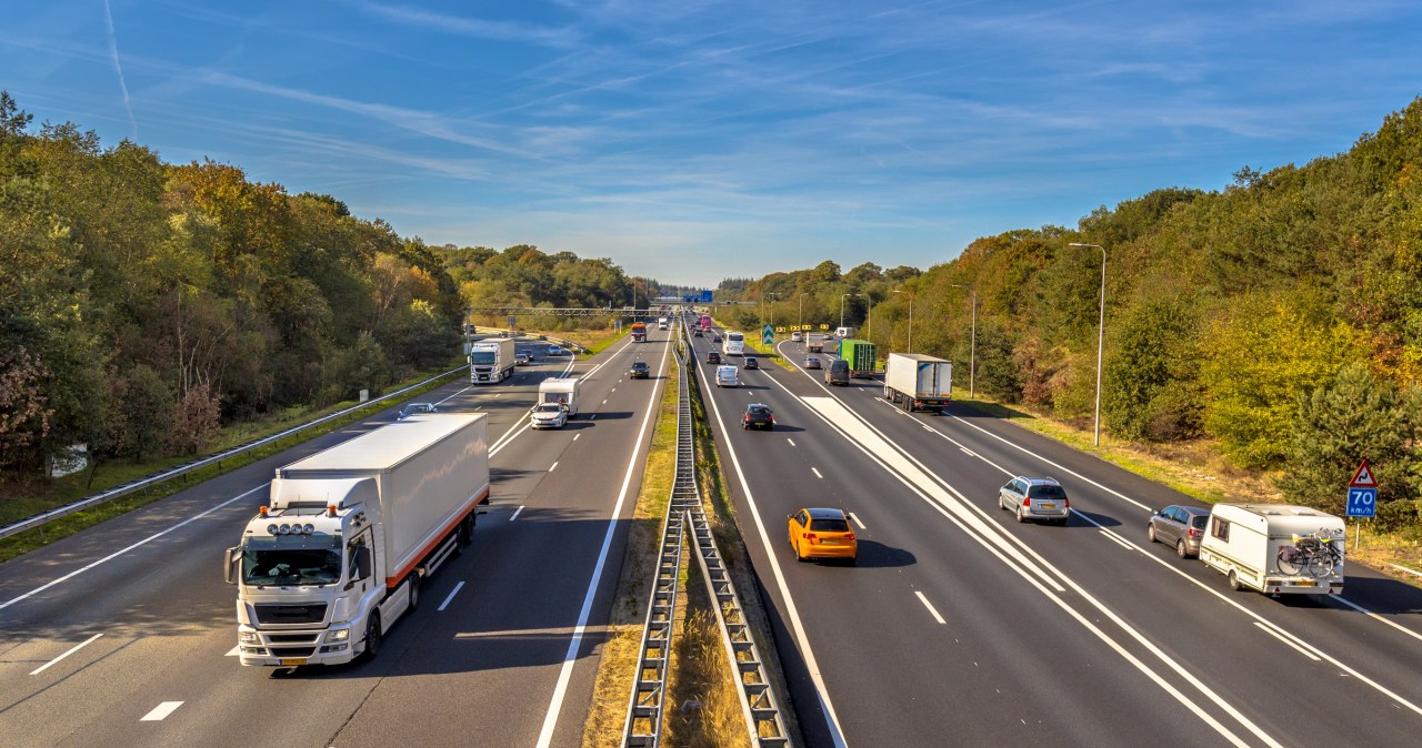 Wolniej w miastach, szybciej na autostradach. Dwa kraje zmieniają przepisy