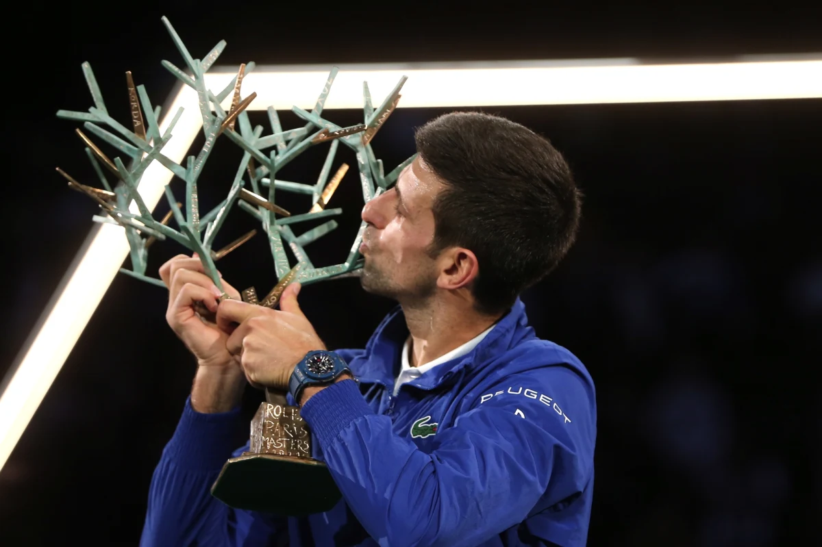 Lider światowego rankingu tenisistów Serb Novak Djokovic pokonał rozstawionego z "dwójką" Rosjanina Daniiła Miedwiediewa 4:6, 6:3, 6:3 w finale turnieju ATP Masters 1000 w Paryżu. Przy okazji zrewanżował się rywalowi za porażkę w decydującym meczu tegorocznego US Open.