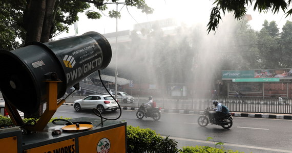 Trzeci dzień z rzędu nad Delhi utrzymywał się w niedzielę gęsty smog. Sytuację pogorszyły fajerwerki wystrzeliwane podczas zakończonego w sobotę hinduistycznego święta Diwali oraz wypalanie pól przez rolników.