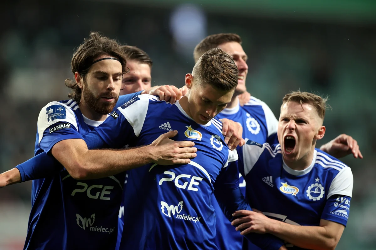 Broniący tytułu piłkarze Legii ponieśli szóstą z rzędu, a łącznie już dziewiątą porażkę w tym sezonie ekstraklasy. Przegrali ze Stalą Mielec 1:3.