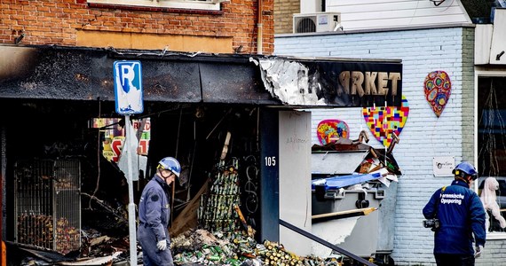 20-letni mieszkaniec Amsterdamu Hyron A. przyznał się do ataków na trzy supermarkety z polskimi towarami w Holandii. Policja poinformowała, że do jednego z tych napadów użyto miny przeciwpiechotnej.