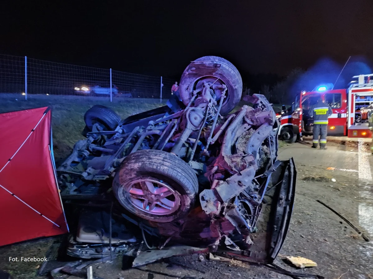 30-letni obywatel Szwecji zginął w wypadku na drodze S8 w okolicach Wyszkowa. Samochód, którym kierował, zjechał do rowu i dachował. 