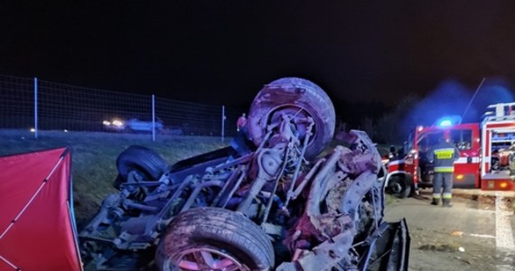 30-letni obywatel Szwecji zginął w wypadku na drodze S8 w okolicach Wyszkowa. Samochód, którym kierował, zjechał do rowu i dachował. 