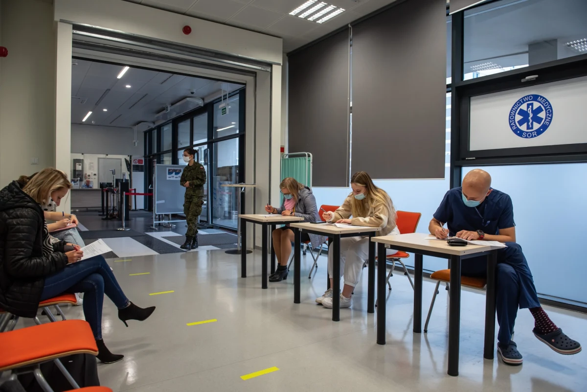 Moim zdaniem najwyższy czas na lokalny lockdown. Symulacje są bardzo niekorzystne dla całej Polski. Pod koniec listopada możliwych jest nawet ponad 40 tys. zakażeń dziennie w Polsce – twierdzi wirusolog prof. Agnieszka Szuster-Ciesielska.
