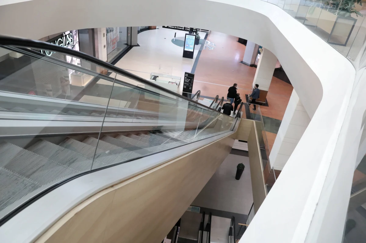 Zaledwie 1,5 proc. Polaków popiera wprowadzenie lockdownu w całym kraju, ale jesteśmy skłonni zgodzić się na obostrzenia w regionach, w których jest najwięcej zakażeń. Takie regulacje popiera 42,1 proc. ankietowanych – wynika z najnowszego sondażu IBRiS dla "Rzeczpospolitej".