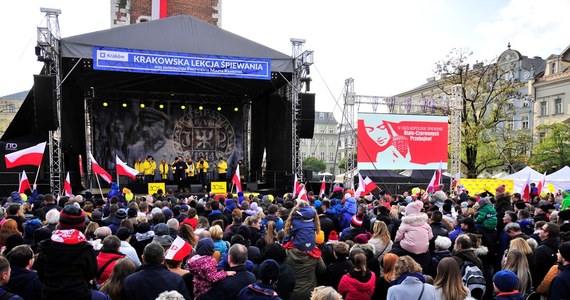To będzie wyjątkowa, patriotyczna impreza. 11 listopada o godzinie 12:00 znowu spotkamy się na krakowskim Rynku, by wziąć udział w V Ogólnopolskim Śpiewaniu Biało-Czerwonych Piosenek. 