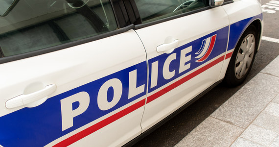 Policjant siedzący w radiowozie został ciężko ranny wskutek ataku nożownika w Cannes na południu Francji. Sprawca został postrzelony – poinformowała agencja Reutera. Według szefa MSW Geralda Darmanina, "rozważa się wątek terrorystyczny". Z kolei jak informują miejscowe media, sprawcą jest 37-letni obywatel Algierii, który nie był wcześniej znany francuskim służbom.