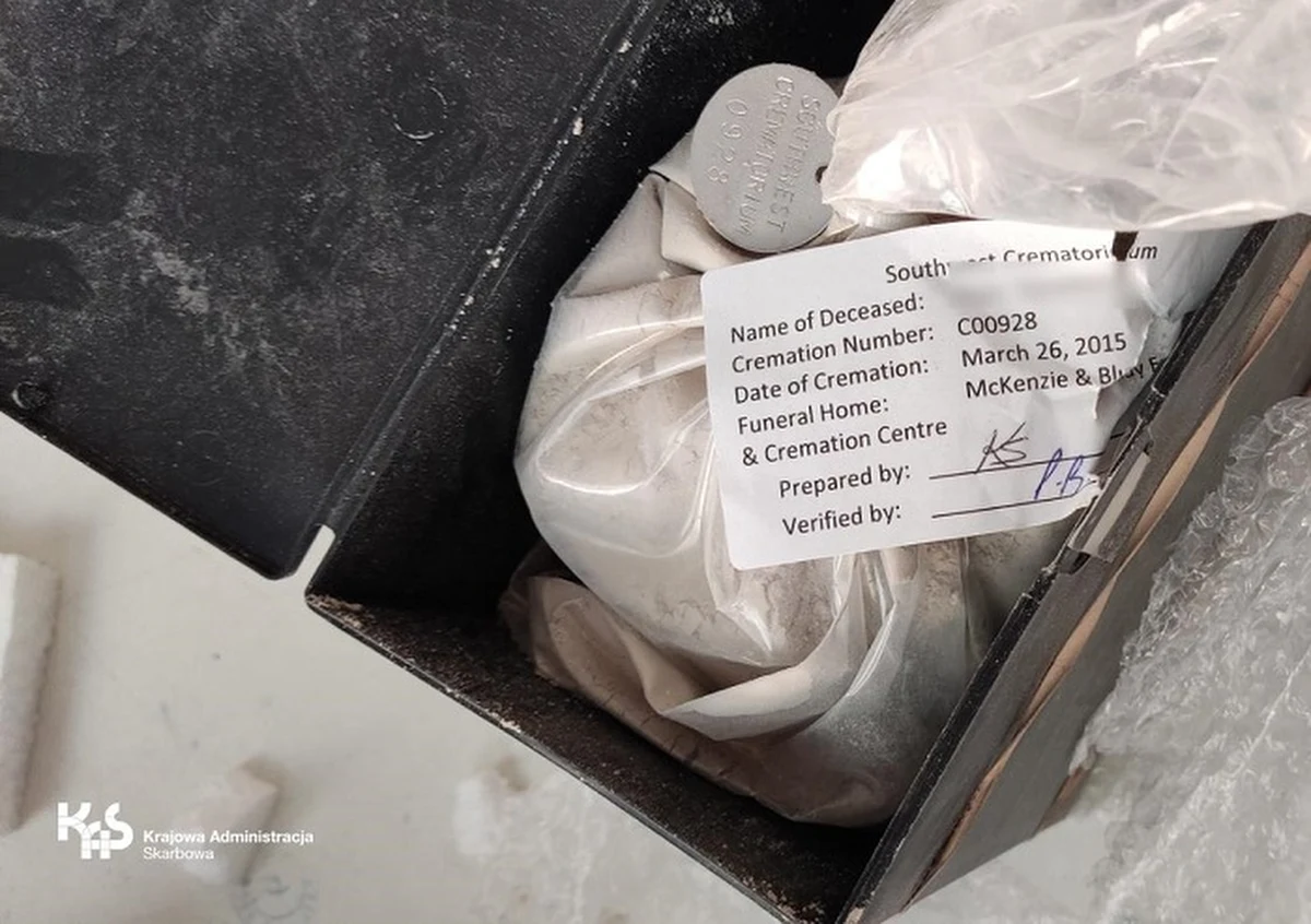 ​Makabryczne odkrycie na poczcie w Szczecinie. W nadanej z Kanady przesyłce celnicy znaleźli skremowane ludzkie szczątki. Zgodnie z deklaracją w paczce miały być... przyprawy.