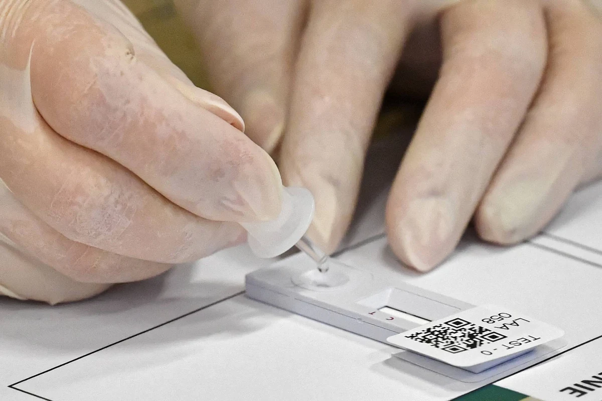 Od dzisiaj niemal pół Słowacji znajduje się w czarnej strefie, czyli takiej, w której obowiązują najostrzejsze restrykcje pandemiczne. 