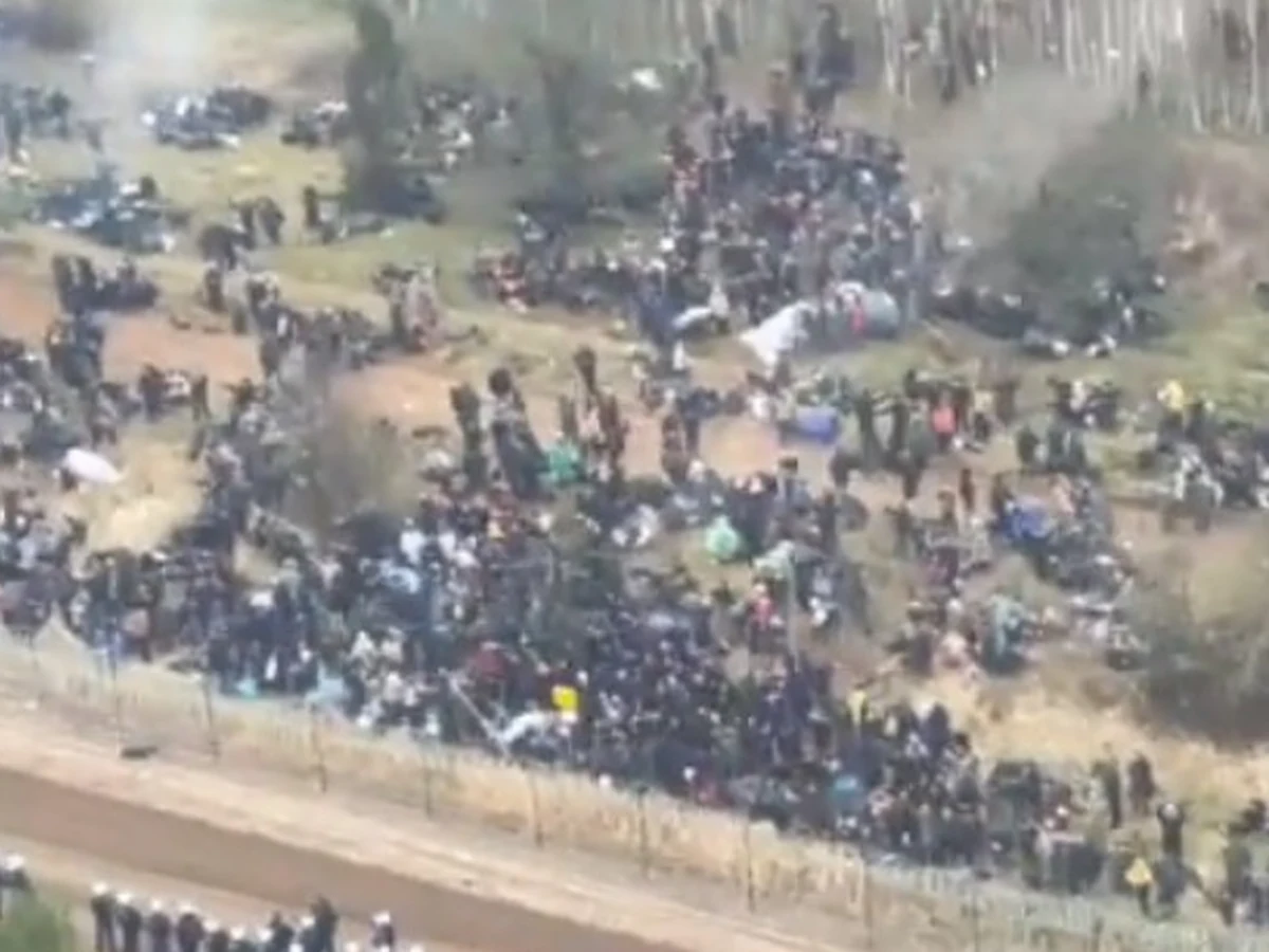 "Na granicy pełni służbę już ponad 12 tys. żołnierzy. Podnieśliśmy stan gotowości. Wspólnie ze służbami MSWiA jesteśmy przygotowani do obrony polskiej granicy" - napisał na Twitterze po godzinie 11 w poniedziałek szef MON Mariusz Błaszczak. Resort opublikował także film, pokazujący sytuację na samej granicy, w okolicach Kuźnicy. 