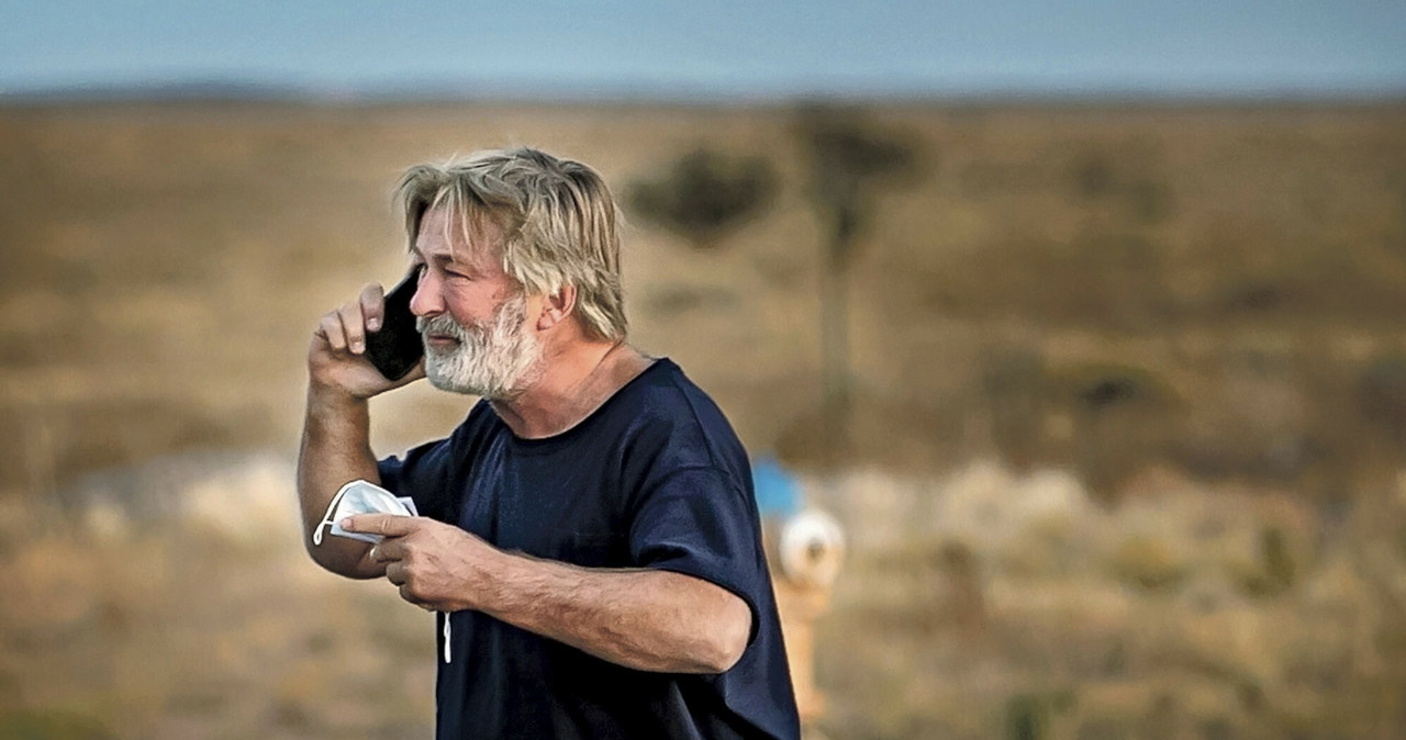 To nie koniec tragedii na planie filmu "Rust", na którym Alec Baldwin przypadkowo zastrzelił operatorkę Halynę Hutchins. Właśnie poinformowano, że Jason Miller, specjalizujący się w oświetleniu, został ukąszony przez jadowitego pająka. Mężczyzna może stracić rękę.