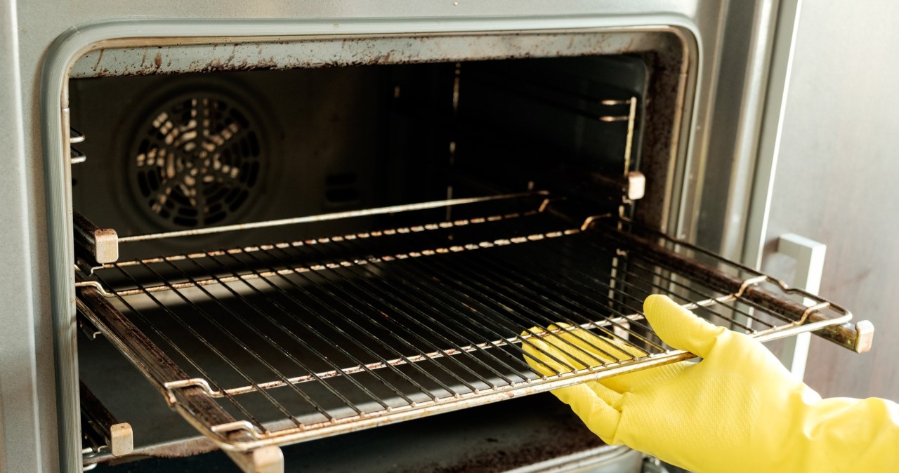 Jak wyczyścić piekarnik bez szorowania? Najlepsze domowe sposoby