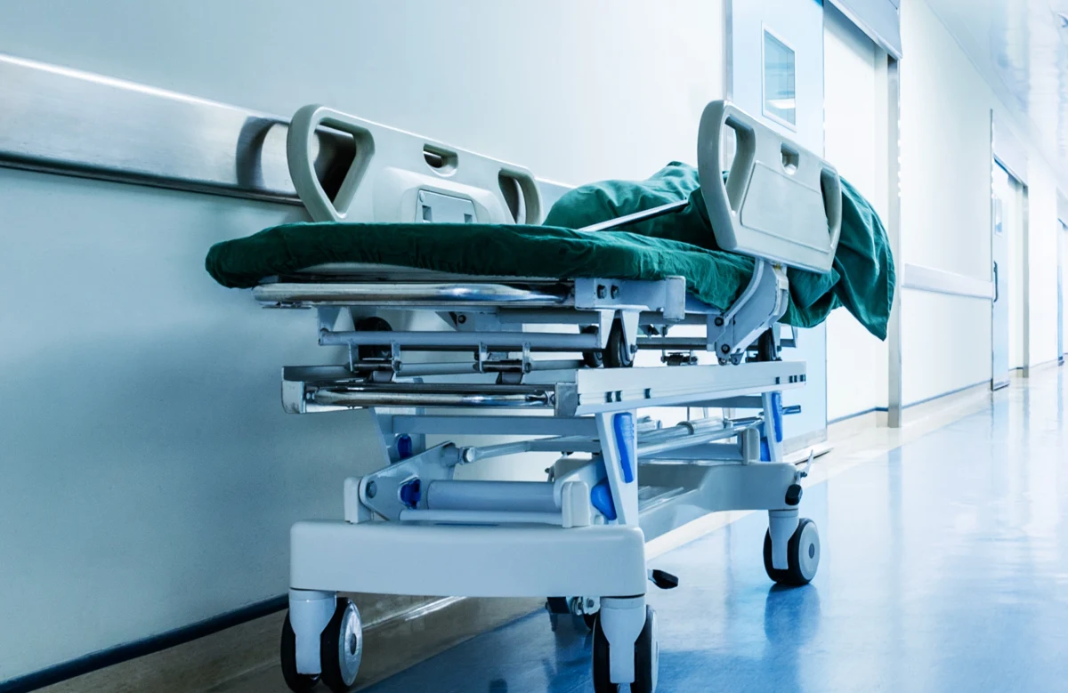 ​Presja, wywierana przez bezkarnie krzywdzące opinie, może mieć wpływ na decyzje lekarskie, w związku z tym zawiesiłem kontrakty lekarzy - napisał w oświadczeniu dyrektor szpitala w Pszczynie. Przypomnijmy, że w tej placówce zmarła na sepsę ciężarna 30-latka. Przed śmiercią miała relacjonować rodzinie, że lekarze przyjęli wobec niej "postawę wyczekującą", co wiązała z przepisami dotyczącymi zakazu aborcji.