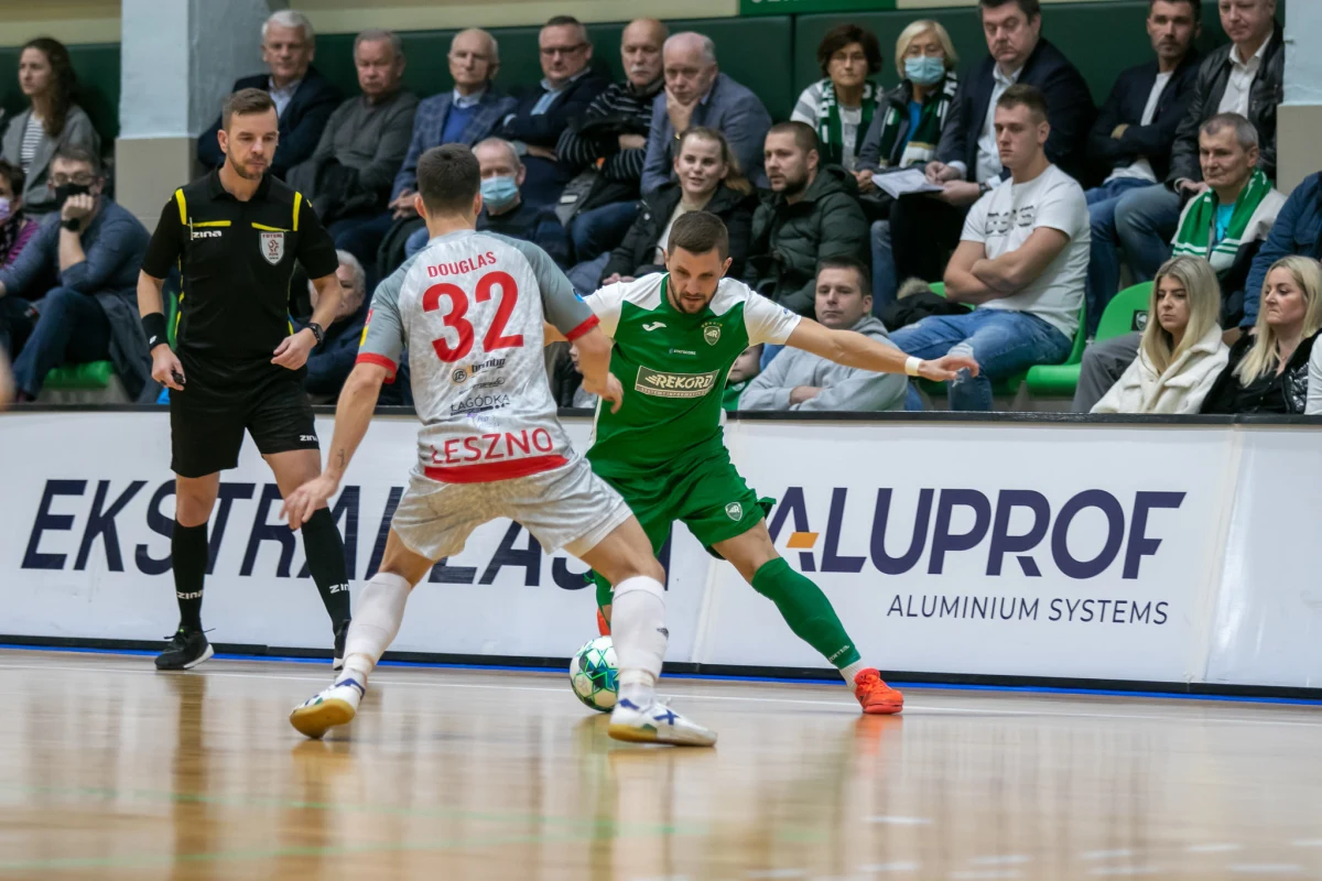 Piast Gliwice nowym liderem STATSCORE Futsal Ekstraklasy. Po remisie Rekordu Bielsko-Biała oraz wygranej Piastunek z Teamem Lębork gracze Orlando Duarte awansowali na 1. miejsce w ligowej tabeli z punktem przewagi nad drugim Constractem Lubawa.