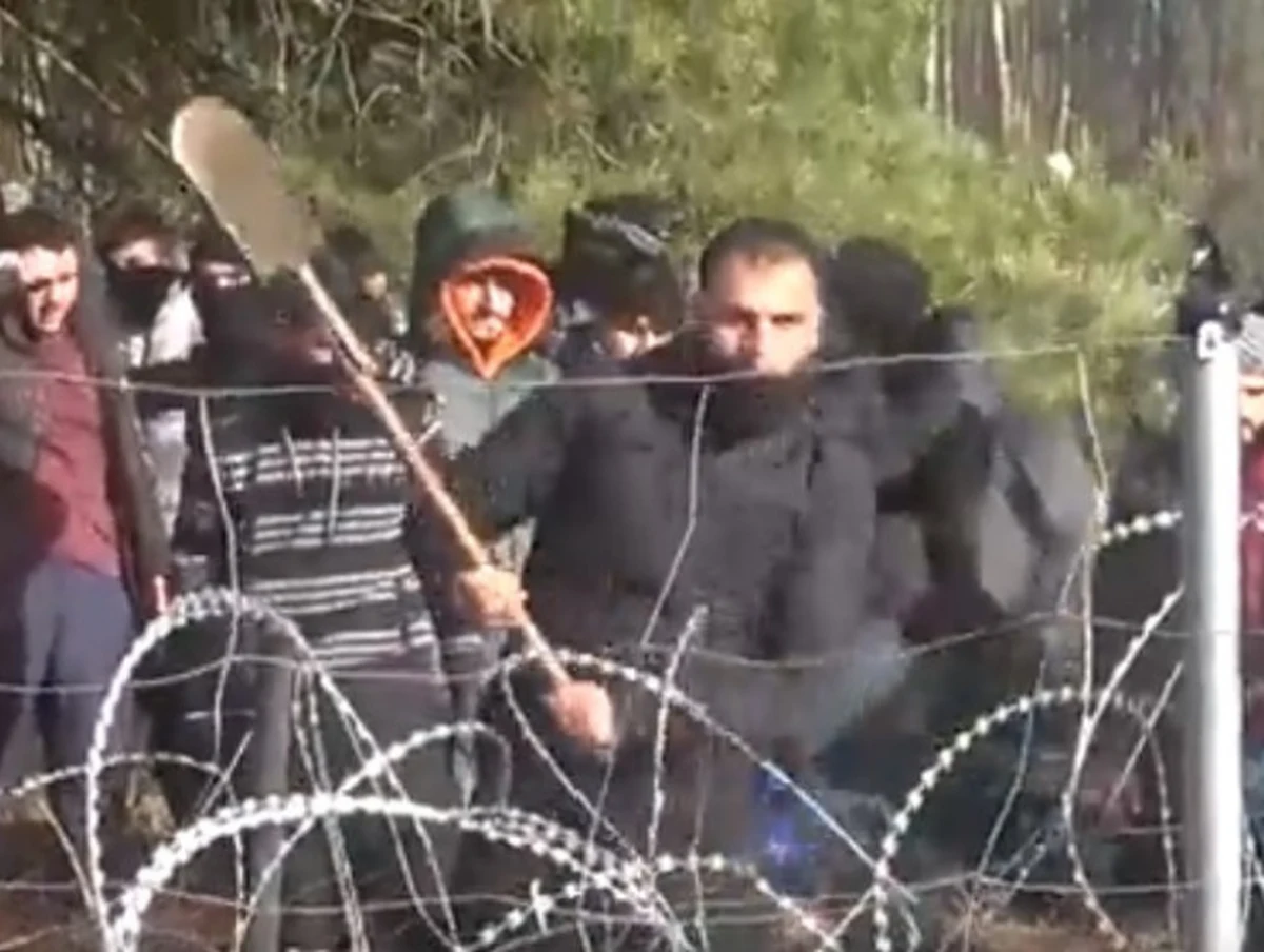 Napięta sytuacja na granicy polsko-białoruskiej. Do Kuźnicy dotarła ogromna grupa migrantów eskortowana przez białoruskie służby. Według rządu, to ok. 3-4 tys. osób. Próbowali oni sforsować granicę, m.in. niszcząc ogrodzenie. Zwiększono siły przy granicy. Od wtorku od godz. 7 rano zostanie zamknięty ruch graniczny w tym miejscu. Kraje z całego świata, w tym państwa unijne oraz USA, wyrażają solidarność z Polską i potępiają działania reżimu Alaksandra Łukaszenki. Niemieckie media z kolei wskazują, że spory udział w transporcie migrantów mają rosyjski Aerofłot oraz Turkish Arilines. Sytuację na granicy śledziliśmy dla Was minuta po minucie. 