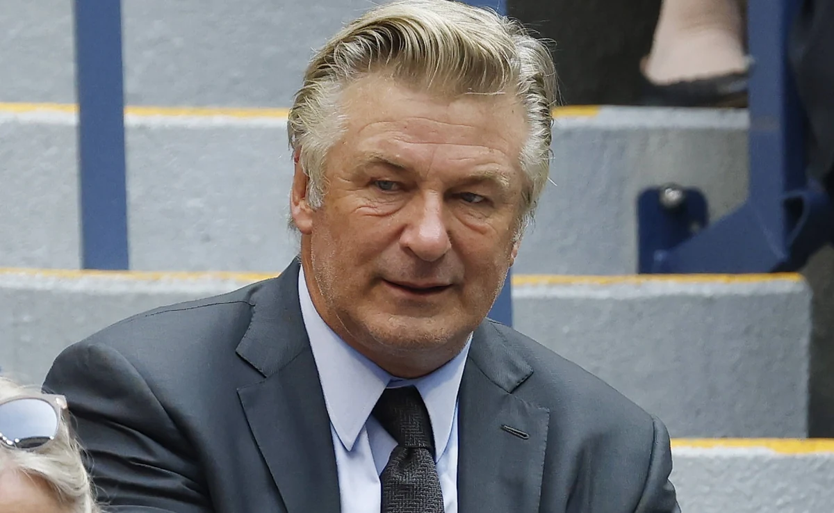 Amerykański aktor Alec Baldwin, który ponad dwa tygodnie temu przypadkowo postrzelił śmiertelnie operatorkę zdjęć podczas nagrywania filmu "Rust", napisał w poniedziałek na Twitterze, że produkcje filmowe i telewizyjne powinny zatrudniać policjantów do monitorowania broni na planie.