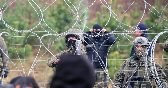USA potępiają działania Białorusi, jednak na razie nie mają nic nowego do ogłoszenia w sprawie ewentualnych dodatkowych sankcji przeciwko Mińskowi. Podczas konferencji prasowej rzecznik Departamentu Stanu Ned Price potępił wykorzystywanie migrantów do celów politycznych. "Nadal będziemy naciskać na Łukaszenkę" - zaznaczył.