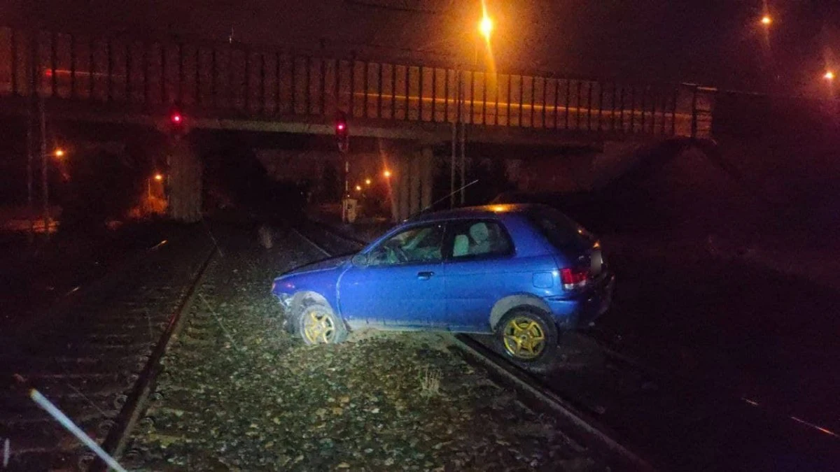 Doprowadził do kolizji i uciekł, ale świadkowie nie odpuścili i ruszyli w pościg. Skończyło się na tym, że sprawca kolizji zawiesił się na torach. Na szczęście wezwana na pomoc policja wstrzymała ruch pociągów i zatrzymała kierowcę – jak się okazało pijanego.